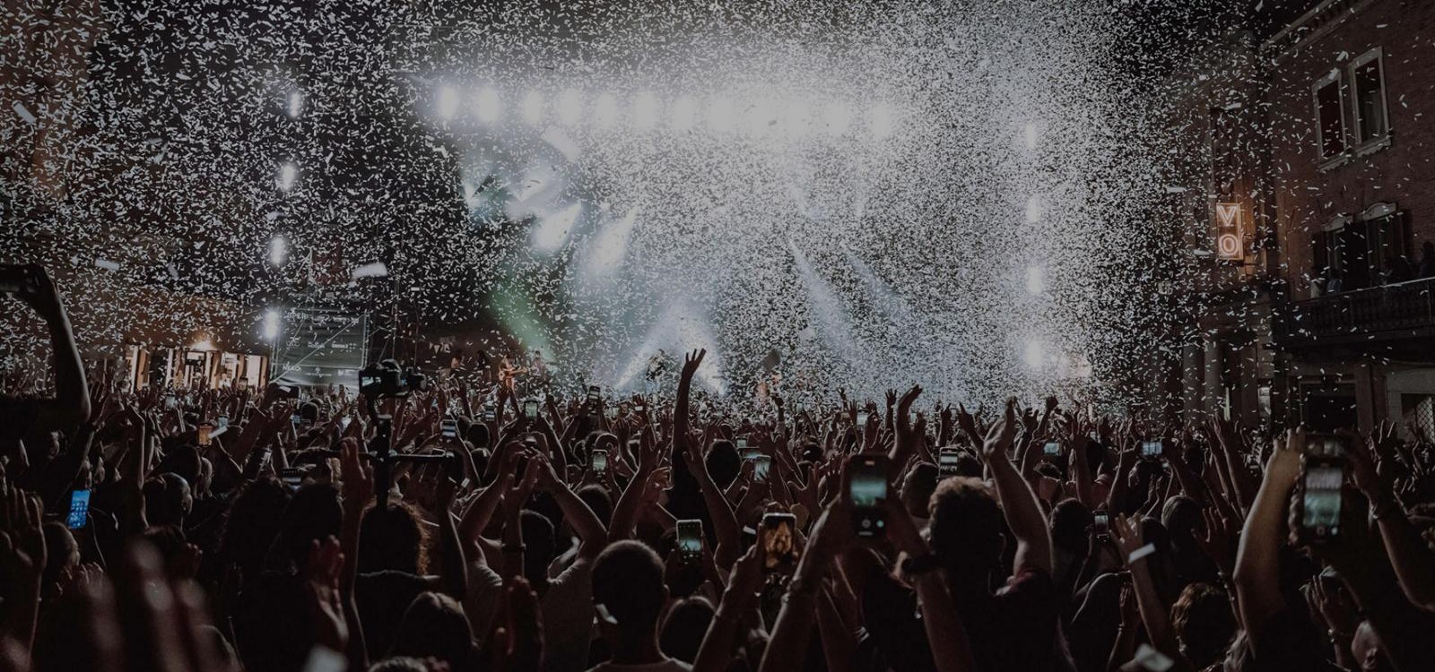 Ferrara Summer Festival: pioggia di coriandoli sul pubblico con le mani alzate