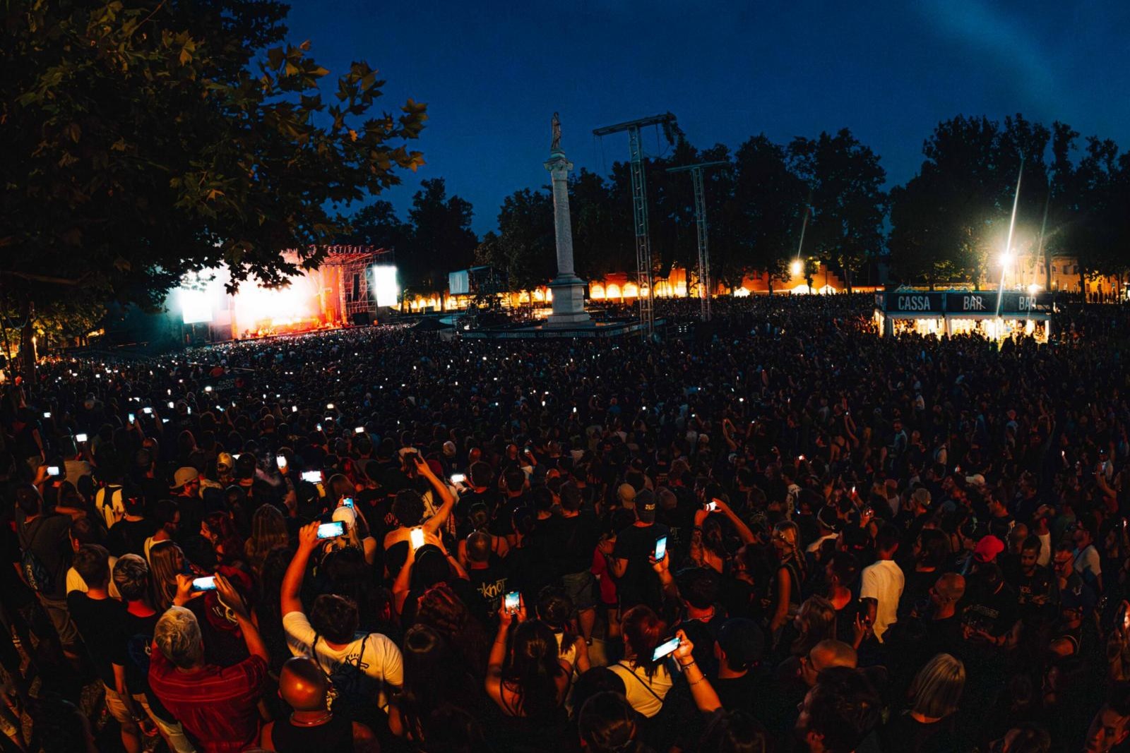 Piazza Ariostea piena durante un concerto del Ferrara Summer Festival, il pubblico con i telefoni accesi