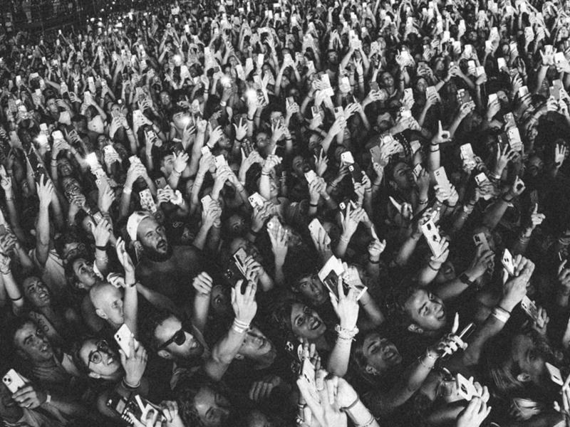 Pubblico del Ferrara Summer Festival con i telefoni alzati