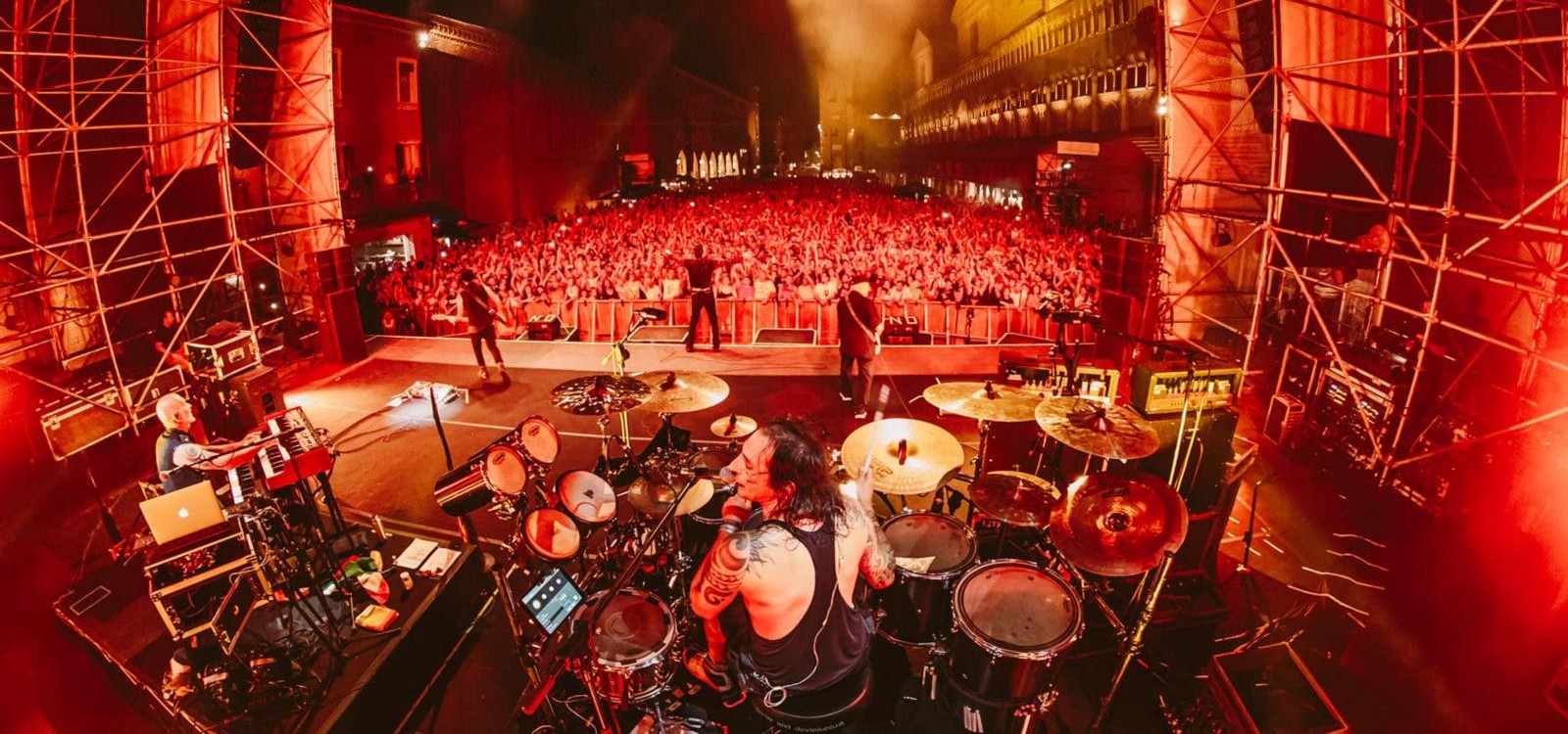 Ferrara Summer Festival: il palco dalla prospettiva del batterista, la piazza piena